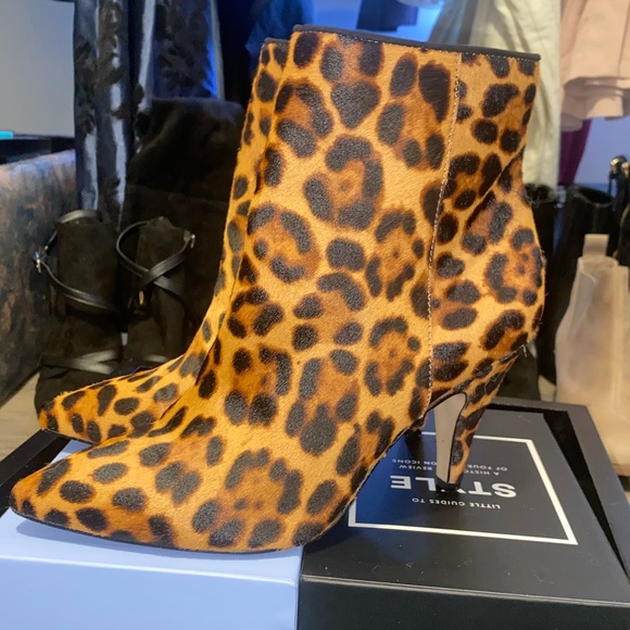 EUC Vince Camuto Leopard Ankle Boots - Picture 7 of 8